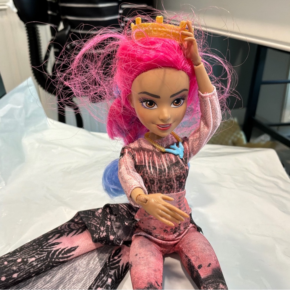 Disney Descendants 3 Audrey Doll Deluxe Queen of Mean LIMITED Exclusive - Picture 3 of 6